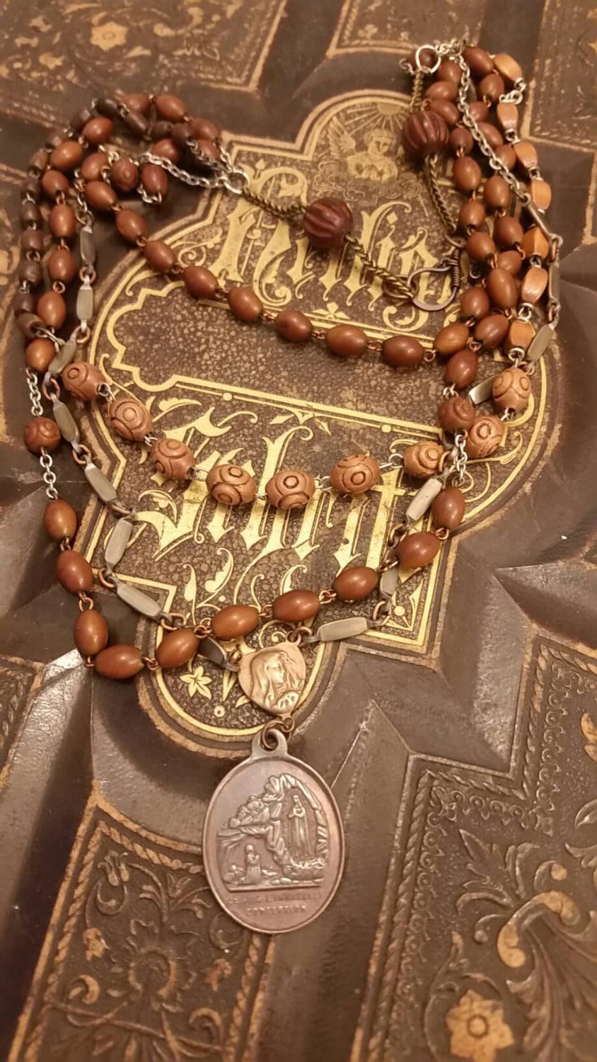Upcycled Vintage Multi Religiöse Rosenkranz Halskette, Ooak Upcycled Vintage Multi Religiöse Rosenkranz Halskette, Ooak von chrissyslove4beads