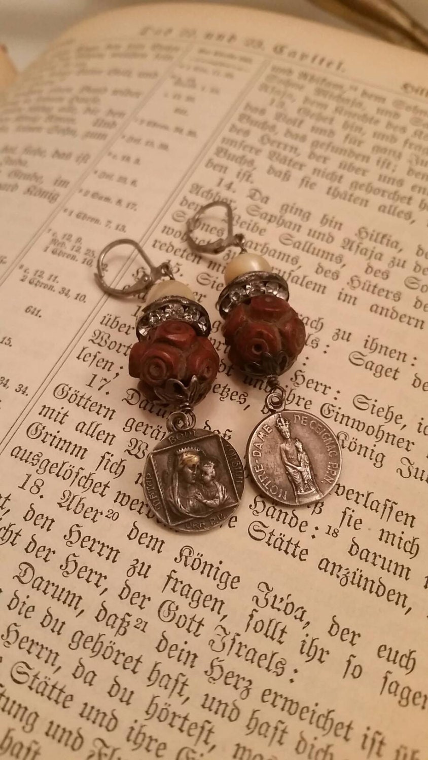 Upcycled Vintage Prestige Religiöse Ohrringe, Ooak, Priest's Rosenkranz Perlen, Statement Upcycled Vintage Prestige Religiöse Ohrringe, Ooak, Priest's Rosenkranz Perlen, Statement von chrissyslove4beads