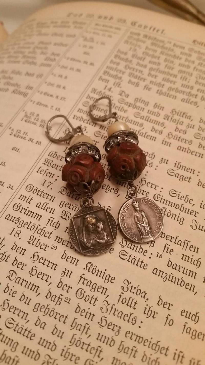 Upcycled Vintage Prestige Religiöse Ohrringe, Ooak, Priest's Rosenkranz Perlen, Statement Upcycled Vintage Prestige Religiöse Ohrringe, Ooak, Priest's Rosenkranz Perlen, Statement von chrissyslove4beads