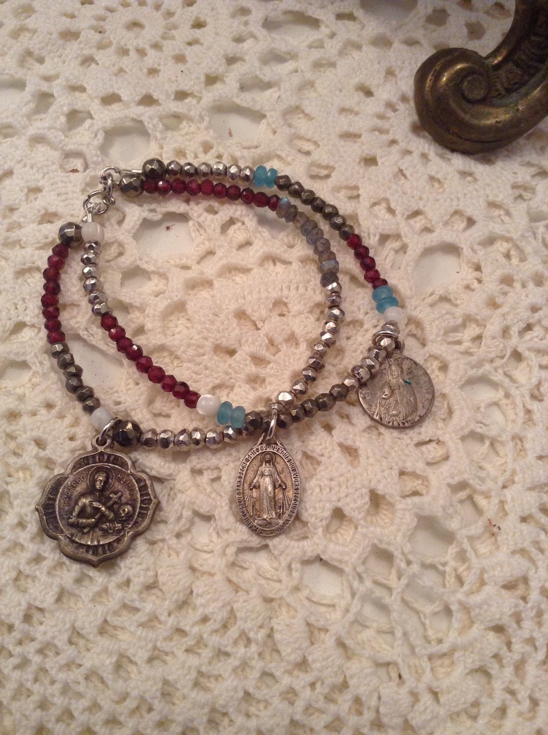 Upcycled Vintage Religiou Medaillen Edelsteine Doppel Zusammenstellung Armband, Ooak, Schichtung, Stapelbar Upcycled Vintage Religiou Medaillen Edelsteine Doppel Zusammenstellung Armband, Ooak, Schichtung, Stapelbar von chrissyslove4beads