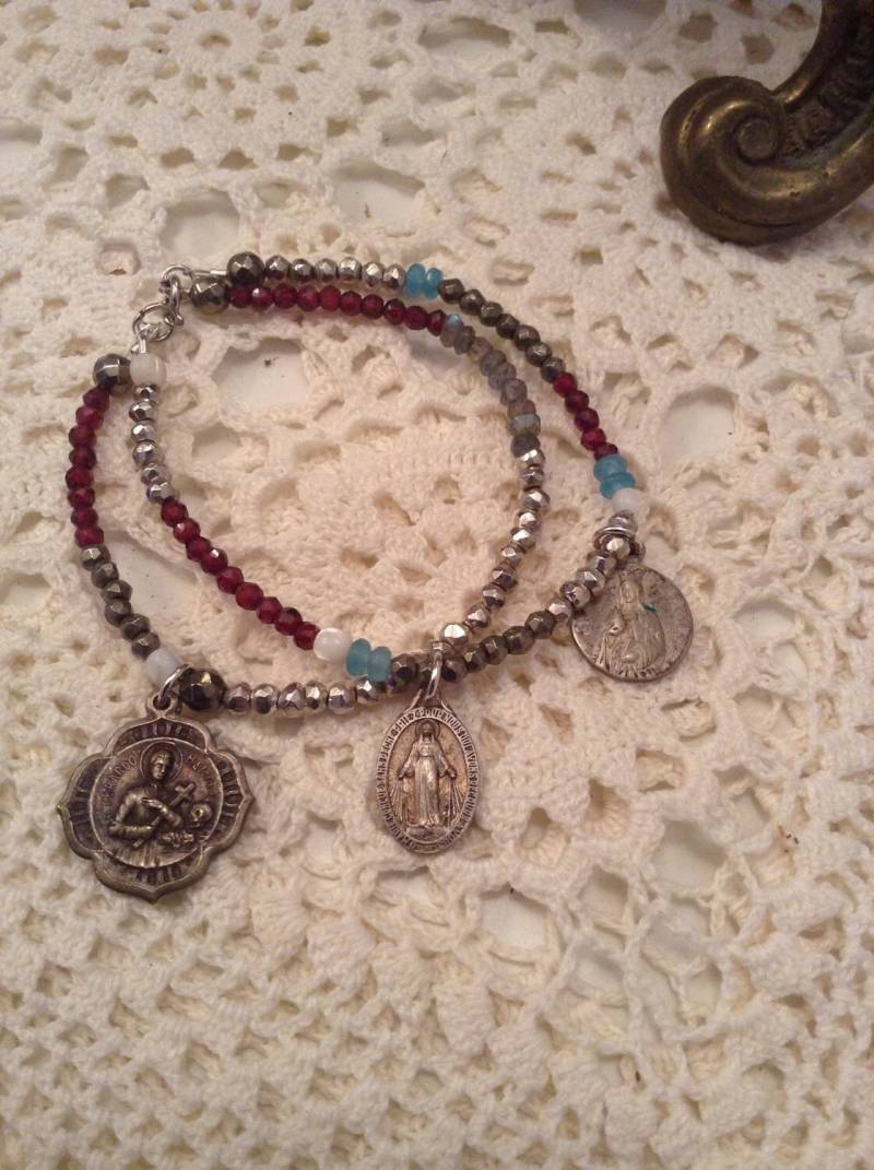 Upcycled Vintage Religiou Medaillen Edelsteine Doppel Zusammenstellung Armband, Ooak, Schichtung, Stapelbar Upcycled Vintage Religiou Medaillen Edelsteine Doppel Zusammenstellung Armband, Ooak, Schichtung, Stapelbar von chrissyslove4beads