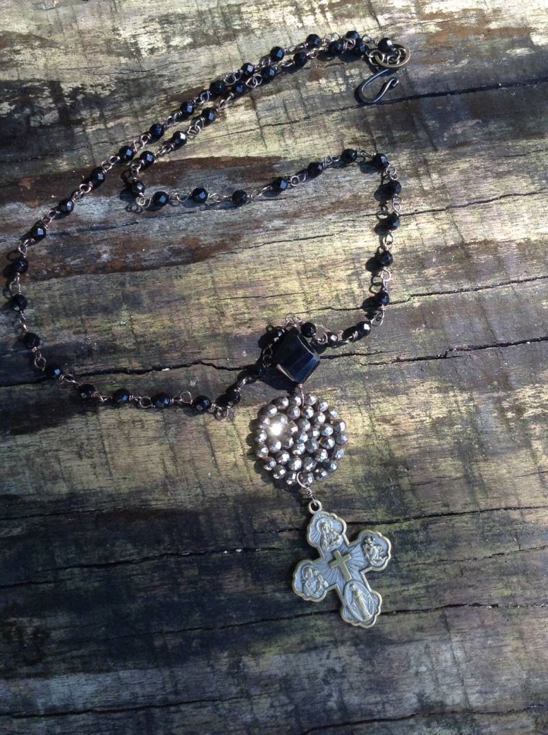 Upcycled Vintage Schwarze Spinell Religiöse Zusammenstellung Halskette, Oak, Zweckentfremdet, Stahl Cut Knopf Upcycled Vintage Schwarze Spinell Religiöse Zusammenstellung Halskette, Oak, Zweckentfremdet, Stahl Cut Knopf von chrissyslove4beads