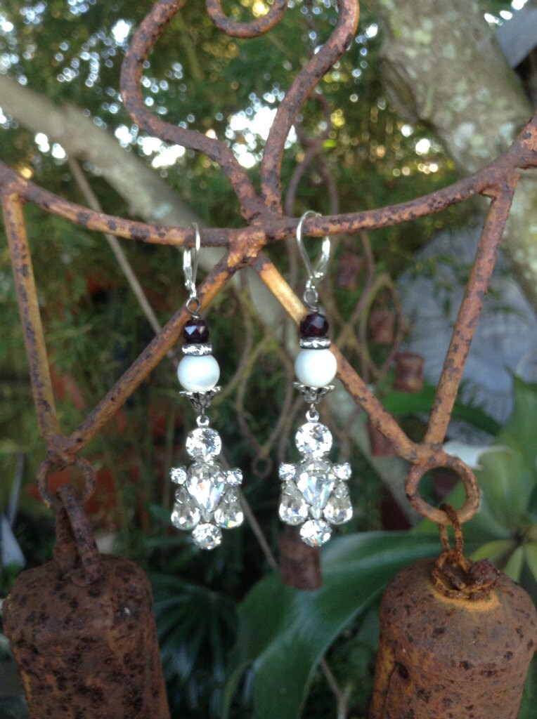 Upcycled Vintage Strass Perlmutt Und Granat Ohrringe, Unikat, Zweckentfremdet, Feiertage, Ohrringe Upcycled Vintage Strass Perlmutt Und Granat Ohrringe, Unikat, Zweckentfremdet, Feiertage, Ohrringe von chrissyslove4beads