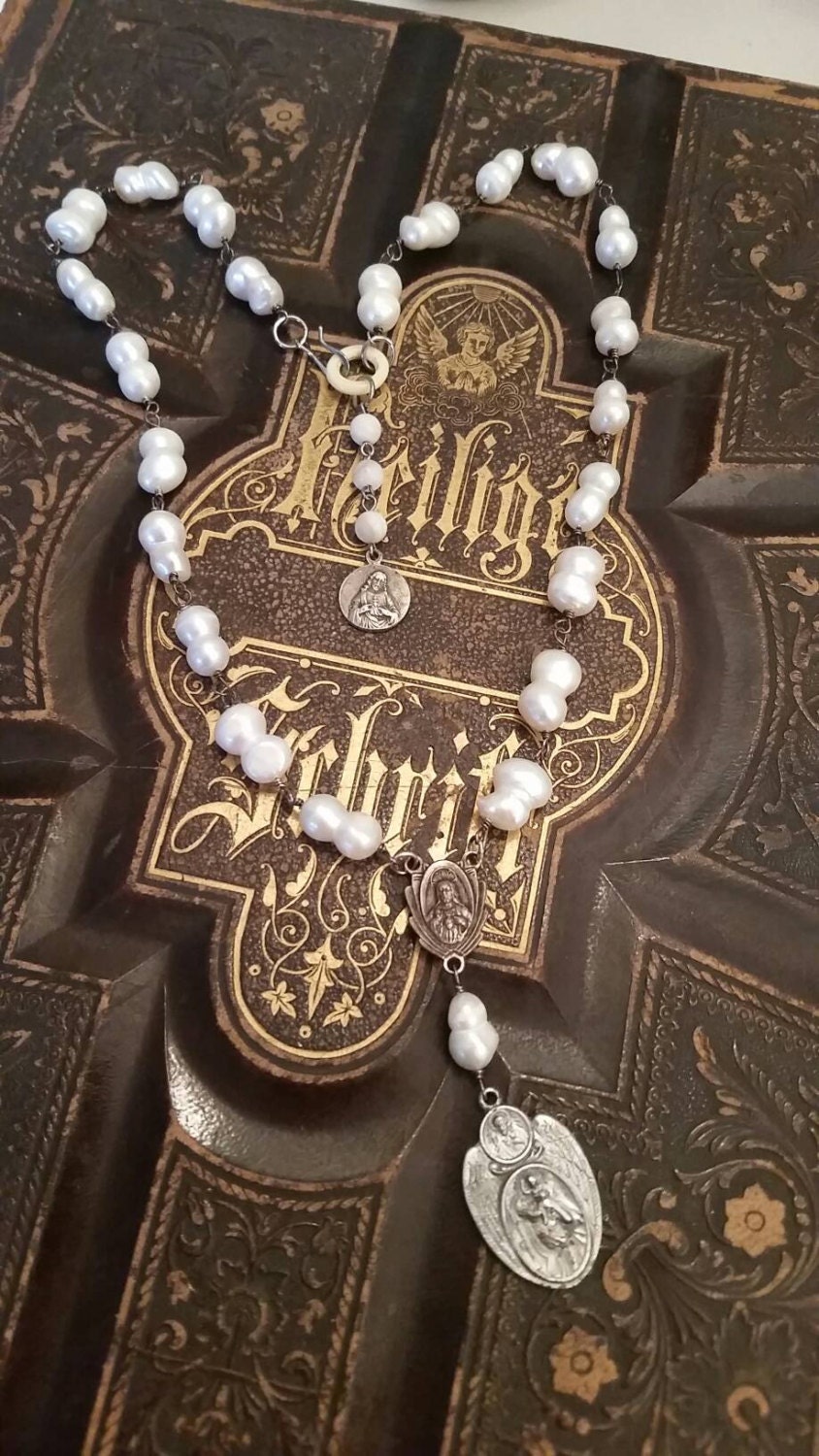Vintage Religiöse Rosenkranz Süßwasser-Zuchtperlen-Halskette, Unikat, Zusammenstellung Vintage Religiöse Rosenkranz Süßwasser-Zuchtperlen-Halskette, Unikat, Zusammenstellung von chrissyslove4beads