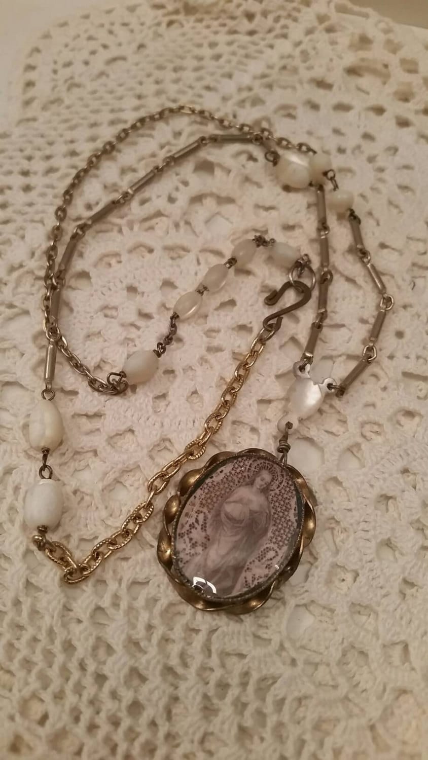 Vintage Upcycled Religiöse Halskette, Resin Anhänger, Mary Ooak, Umfunktioniert Vintage Upcycled Religiöse Halskette, Resin Anhänger, Mary Ooak, Umfunktioniert von chrissyslove4beads