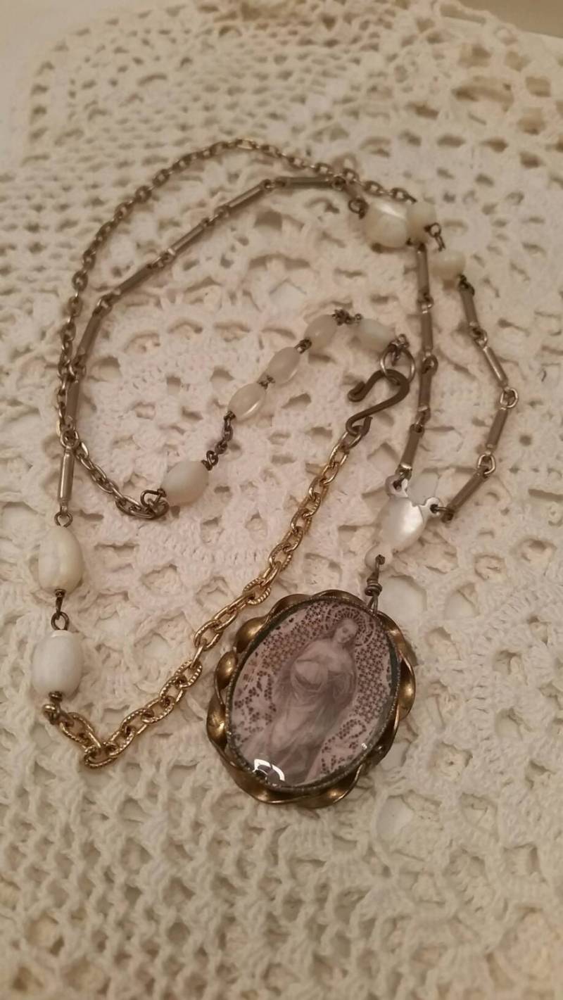 Vintage Upcycled Religiöse Halskette, Resin Anhänger, Mary Ooak, Umfunktioniert Vintage Upcycled Religiöse Halskette, Resin Anhänger, Mary Ooak, Umfunktioniert von chrissyslove4beads