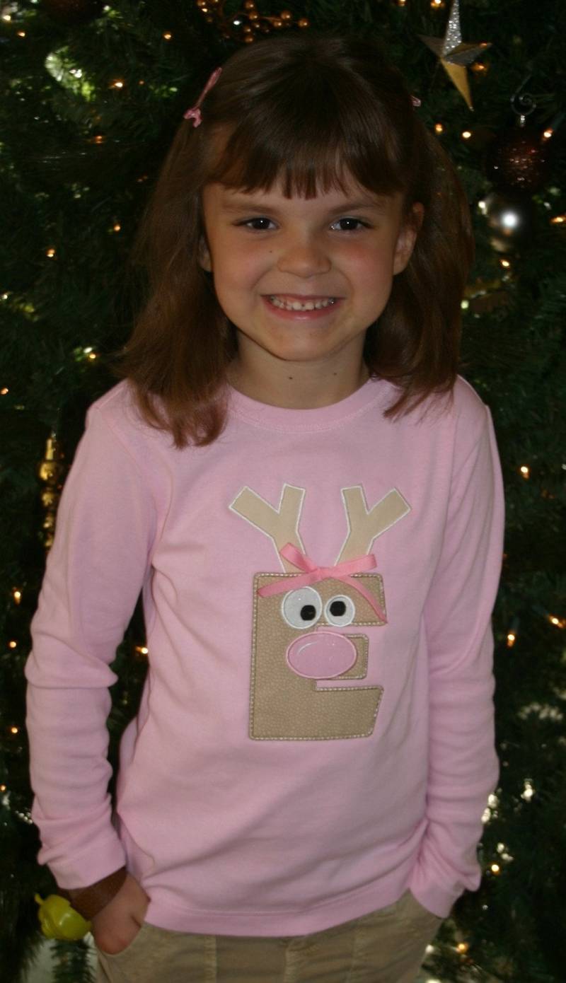 Mädchen Rentier Initial Weihnachten Applizierte T-Shirt von christinamcdaniel