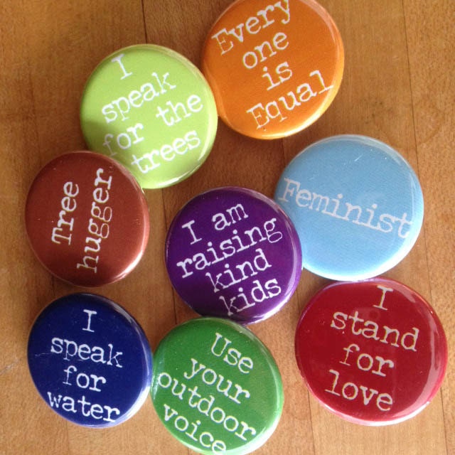 Positive Protest Pins - Liebe, Freundlichkeit, Gleichheit, Verteidigung Der Natur Und Unserer Nachbarn Positive Protest Pins - Liebe, Freundlichkeit, Gleichheit, Verteidigung Der Natur Und Unserer Nachbarn von christisobel