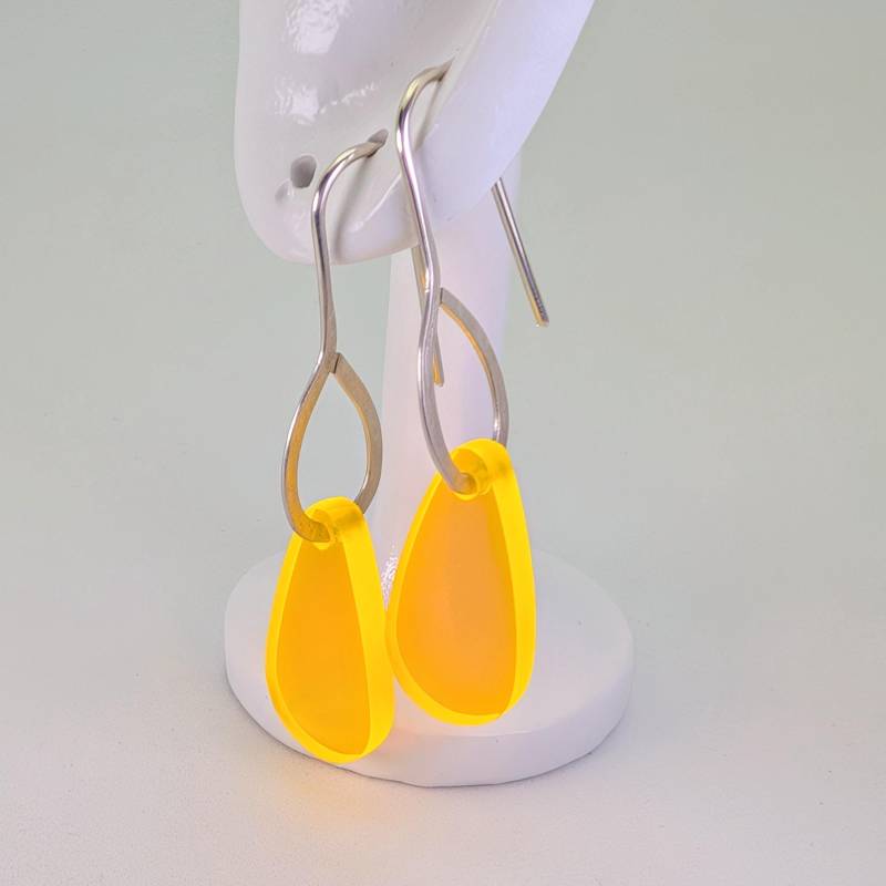 Auffällige, Neongelbe Statement Ohrringe in Tropfenform Aus Leichtem, Farbenfrohem Acryl von christophdausdesign