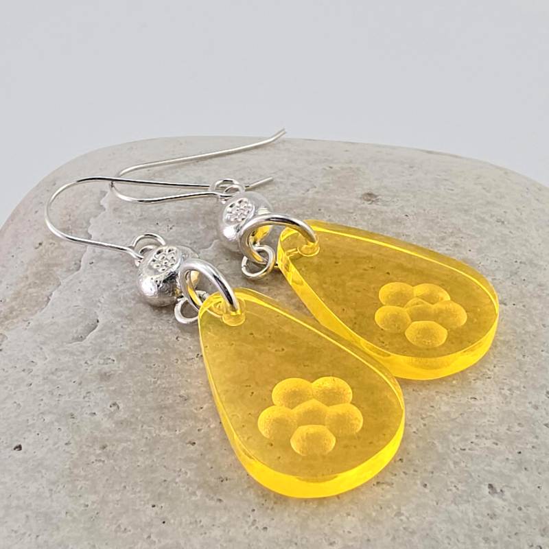 Gelbe Statement Silberohrhänger, Handgearbeitet Mit Blumenmotiven, Tropfenform Ohrhaken von christophdausdesign