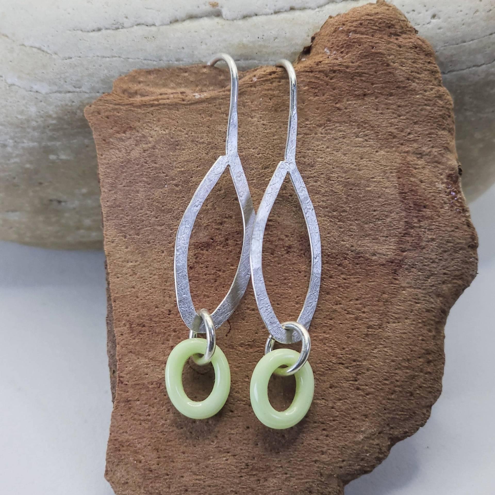 Handgeschmiedete Silber Statement Ohrringe, Unikat Zitronenchrysopras Ohrbügel von christophdausdesign