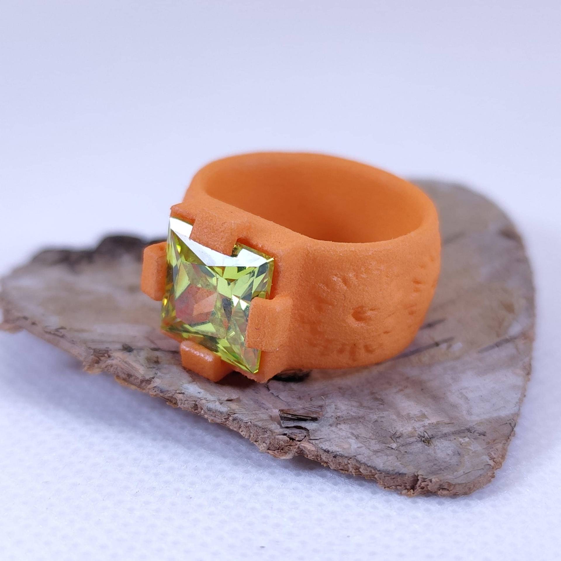 Leichter Blumenmotiv Statement Ring, Orange Kunststoff Mit Hellgrünem Zirkonia, Für Individualisten Leichter Blumenmotiv Statement Ring, Orange Kunststoff Mit Hellgrünem Zirkonia, Für Individualisten von christophdausdesign