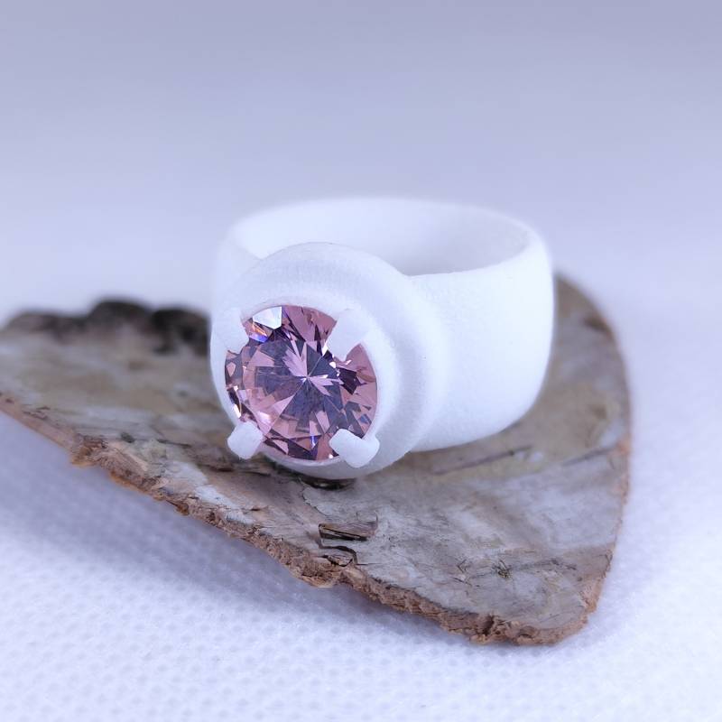 Leichter Statement Ring, Kunststoff Weiß Mit Pink Zirkonia, Für Individualisten von christophdausdesign