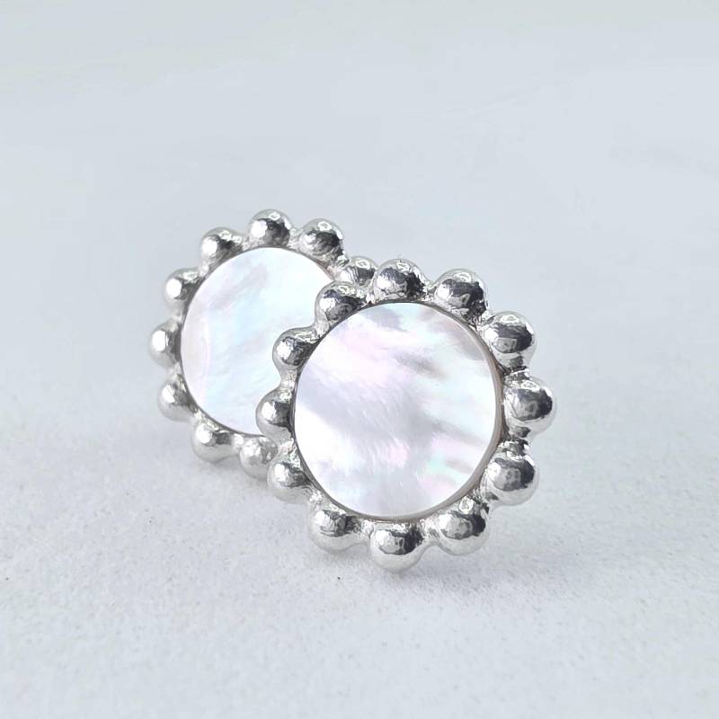 Perlmutt Ohrstecker Silber Mit Perlrand, Statement Ohrringe Rund, Glänzend in Weiß Und von christophdausdesign