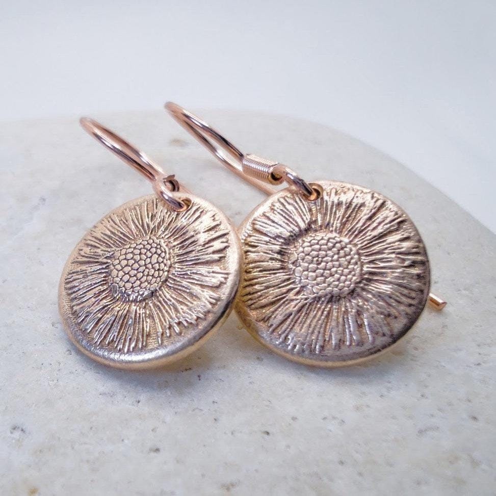 Runde Blumen Ohrbügel, Bronze Statement Ohrschmuck, Individuelles Schwarzwald Design von christophdausdesign