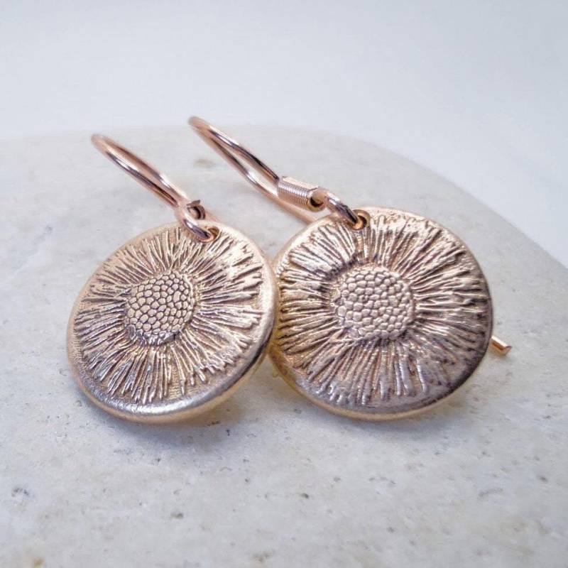 Runde Blumen Ohrbügel, Bronze Statement Ohrschmuck, Individuelles Schwarzwald Design von christophdausdesign