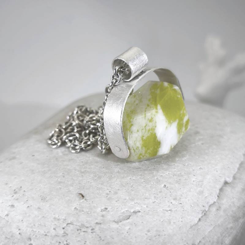 Silber Halsanhänger Mit Facettiertem Hellgrünen Stein, Individueller Statement Halsschmuck Handgefertigt von christophdausdesign