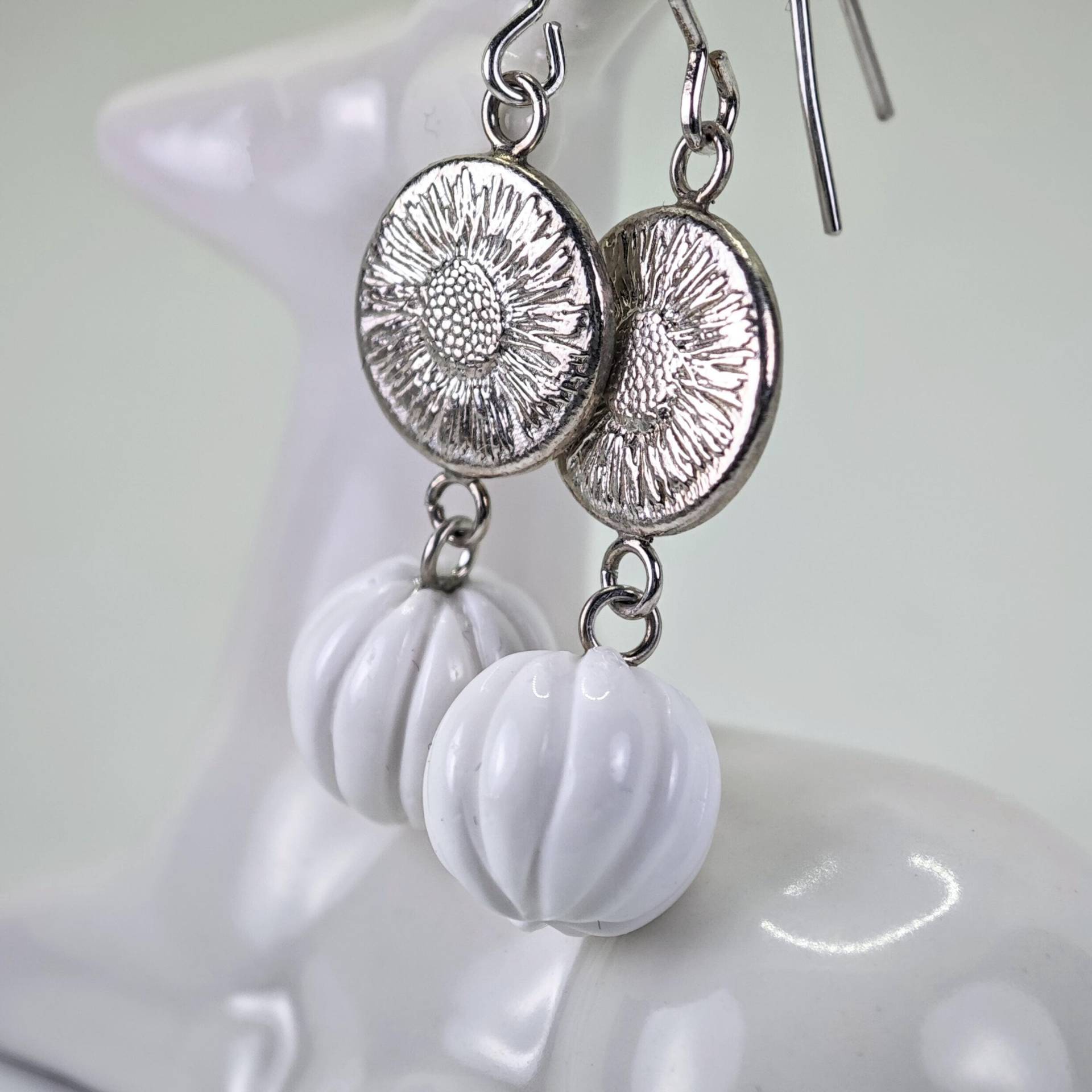 Silber Statement Ohrbügel, Weiße Opal "Pumpkin"Schliff , Blumenmotiv Ohrschmuck von christophdausdesign
