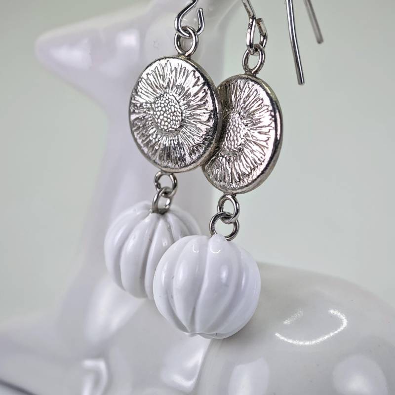 Silber Statement Ohrbügel, Weiße Opal "Pumpkin"Schliff , Blumenmotiv Ohrschmuck von christophdausdesign