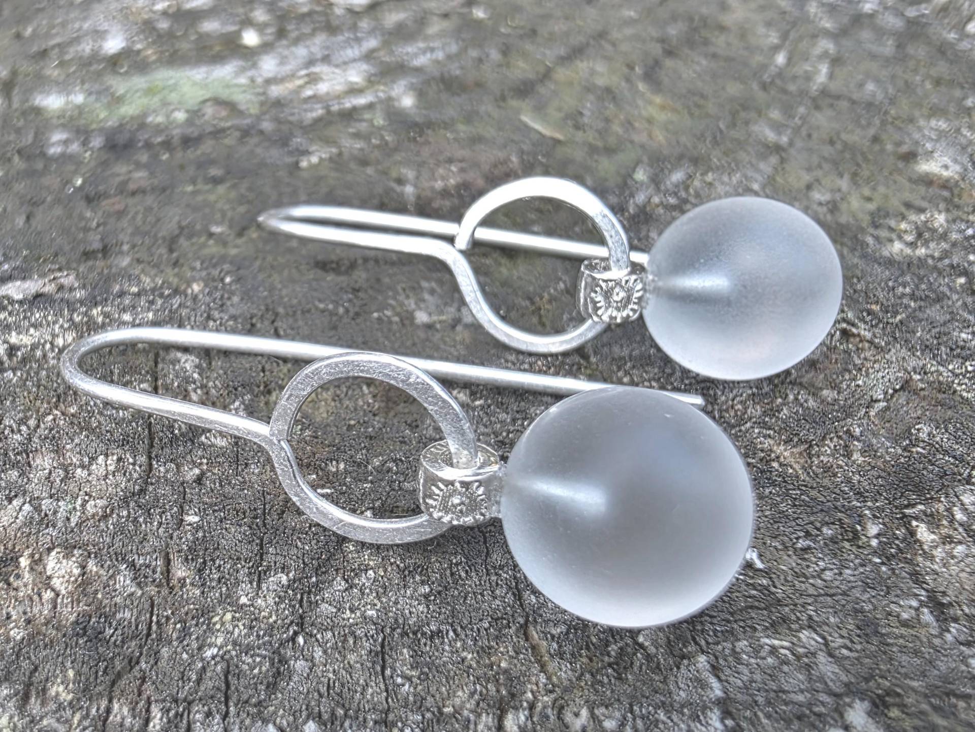 Silber Statement Ohrbügel Mit Bergkristallkugel Und Blumenmotiv, Einmalig Unikat Handgeschmiedet Für Individualisten von christophdausdesign