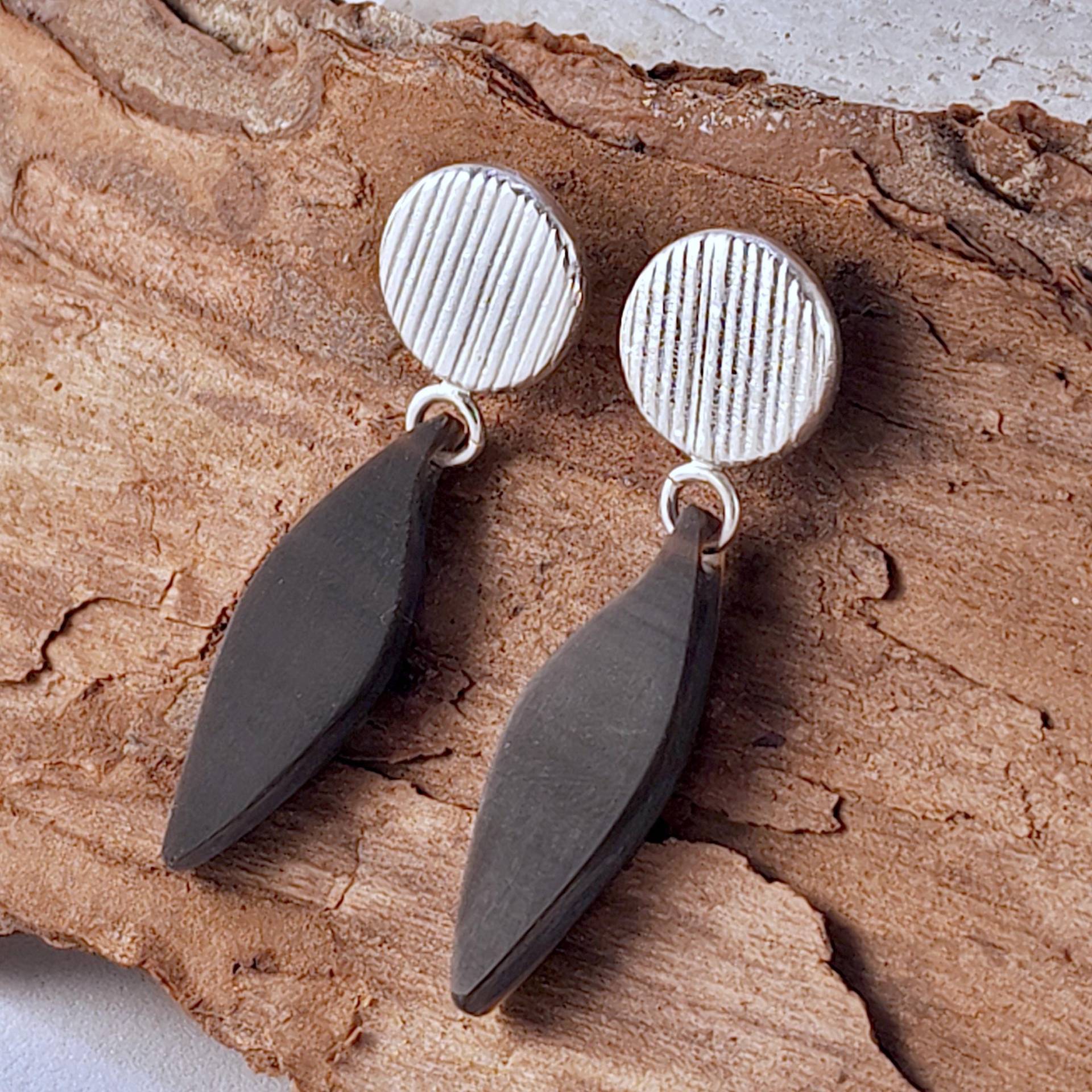 Statement Ohrstecker, Silber Und Schwarzes Horn, Runde Naturmotiv Stecker Blütenblatt Anhänger von christophdausdesign