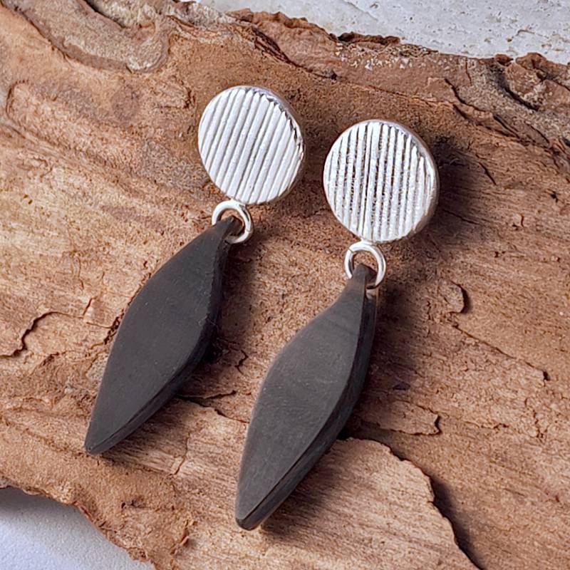 Statement Ohrstecker, Silber Und Schwarzes Horn, Runde Naturmotiv Stecker Blütenblatt Anhänger von christophdausdesign