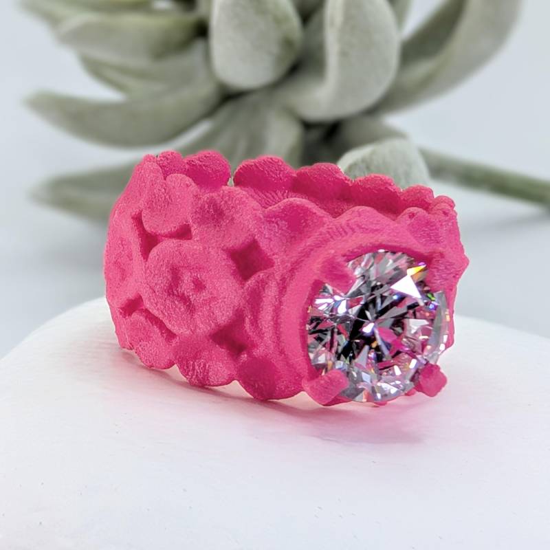 Verspielter Statementring Mit Zarten Blumenmotiven, Pink Kunststoff Funkelnden, Weißen Zirkonia-Akzenten, Für Deinen Individuellen Stil von christophdausdesign