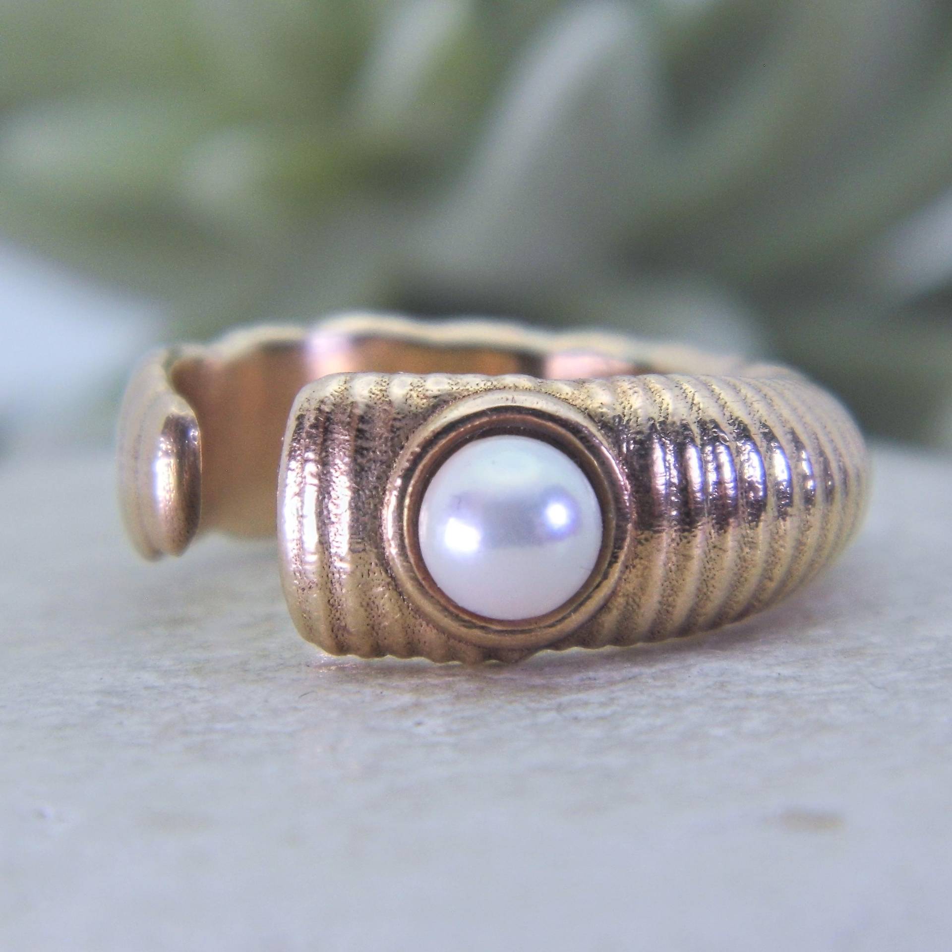 statement Perlring Bronze, Offener Kleiner Ring, Schwarzwald Naturmotiv von christophdausdesign