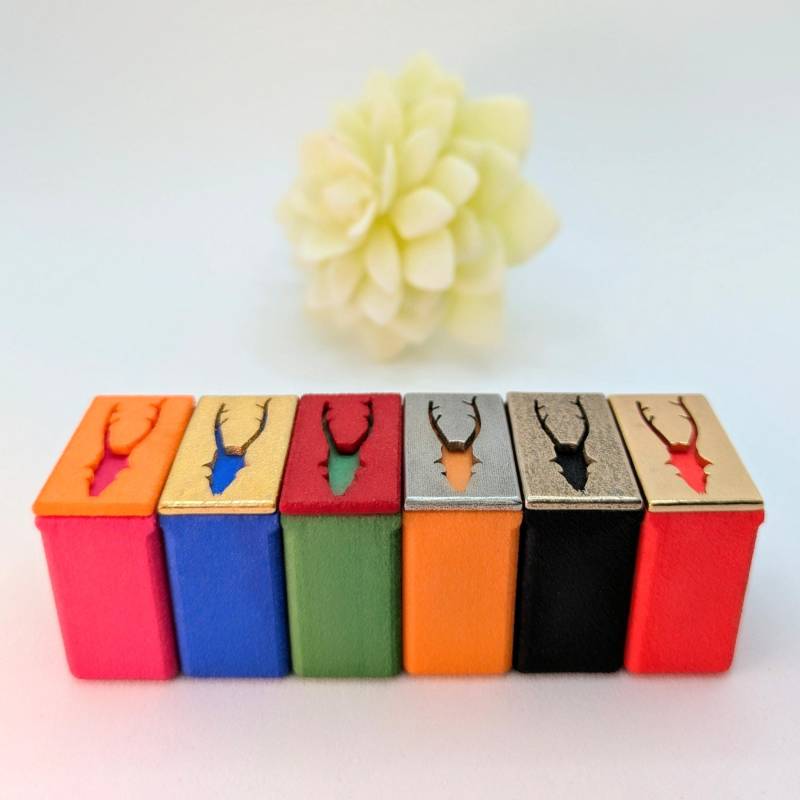 statement-Ring Mit Hirschmotiv, Mix Aus Kunststoff Und Metall, Einmalige Quaderform, Mehrere Farbkombinationen von christophdausdesign