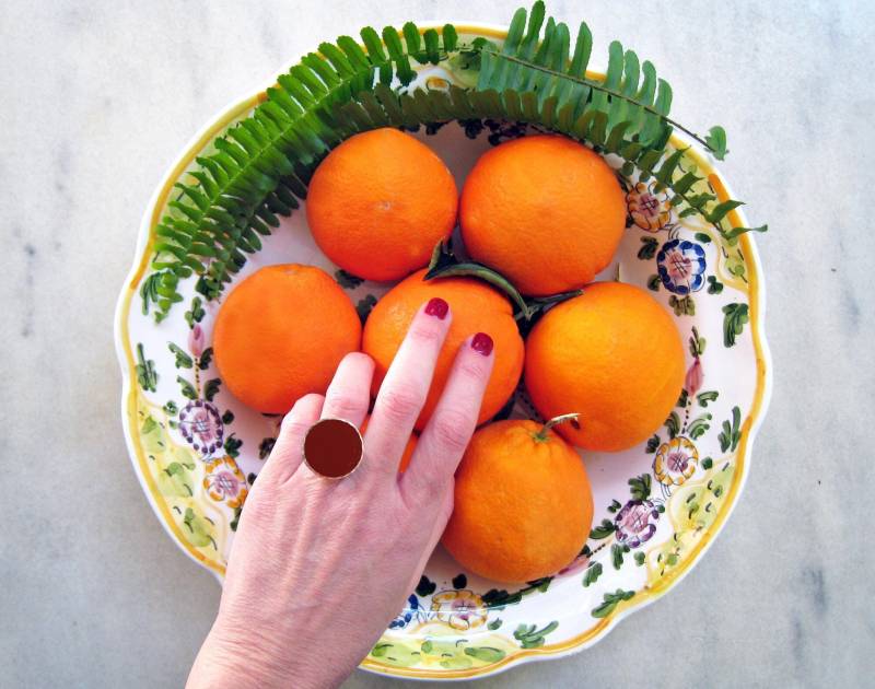 Burgunderroter Großer Runder Harzring. Verstellbares Gehämmertes Band. Bunter Statement Schmuck von chromalism