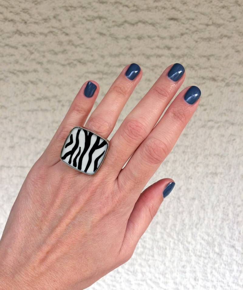 Handbemalter Zebra Print Ring. Einstellbar Harz Quadrat Statement Ring von chromalism