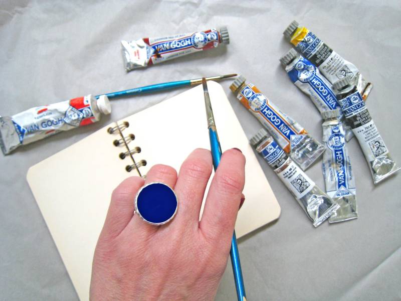 Lapis Blau Großer Runder Harz Ring. Verstellbares Gehämmertes Band. Bunter Statement Schmuck von chromalism