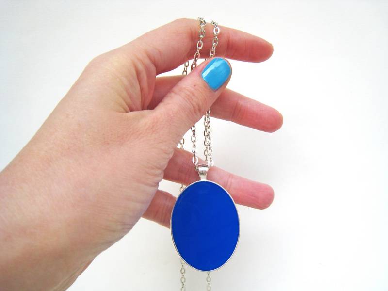 Lapisblaue Harz Anhänger Halskette. Einfarbiger & Minimaler Statement Schmuck von chromalism