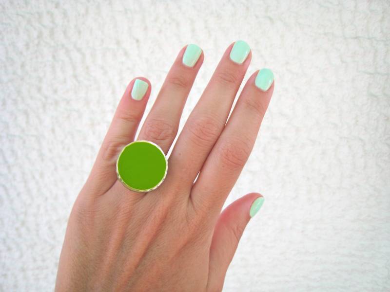 Lindgrün Großer Runder Harz Ring. Verstellbares Gehämmertes Band. Bunter Statement Schmuck von chromalism