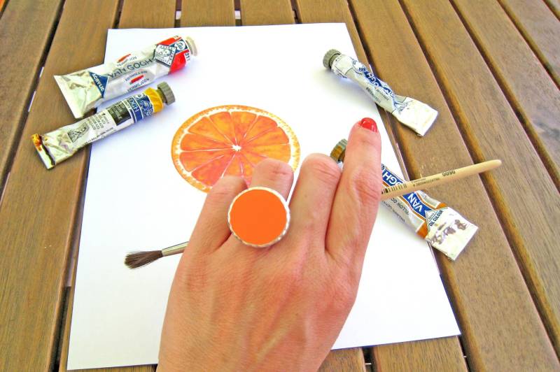 Oranger Großer Runder Harzring. Verstellbares Gehämmertes Band. Bunter Sommerlicher Statement Schmuck von chromalism