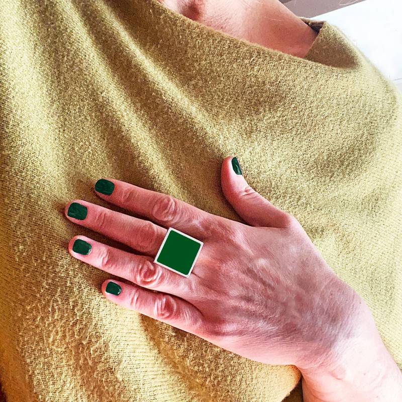 Smaragd Grün Harz Ring. Verstellbares Graviertes Band. Bunter Statement Schmuck von chromalism