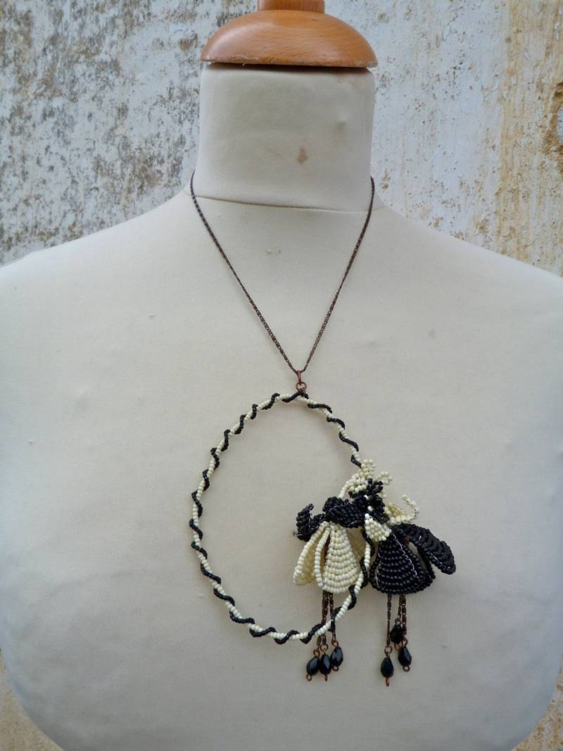 Clochettes Cremige Und Schwarze Medaillion Rocailles Perlen Perlenarbeit Blumenhalskette Handmade in Frankreich Clochettes Cremige Und Schwarze Medaillion Rocailles Perlen Perlenarbeit Blumenhalskette Handmade in Frankreich von cielmesbijoux