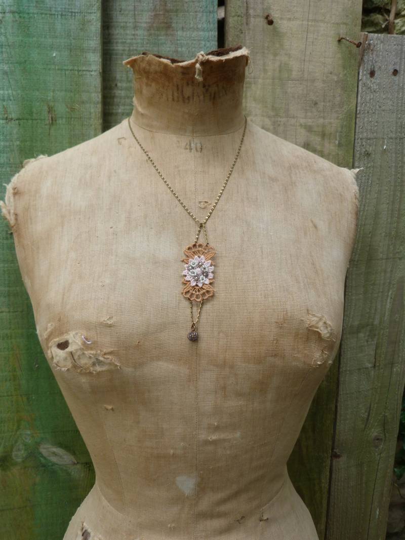 Dentelle Handgemachte Halskette Aus Baumwollspitze & Perlenblumen von cielmesbijoux