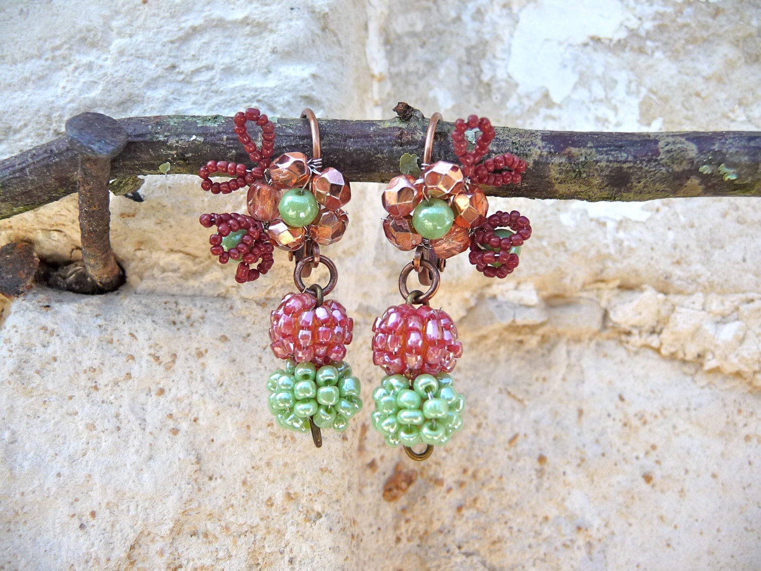 Fruits De La Foret Exquisite Winzige Antike Glasperlen Ohrringe von cielmesbijoux