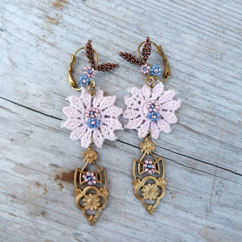 Lillac Französisch Handgefertigte Spitze Perlen Blumen Und Der Suche Nach Baumelt Ohrringe Lillac Französisch Handgefertigte Spitze Perlen Blumen Und Der Suche Nach Baumelt Ohrringe von cielmesbijoux