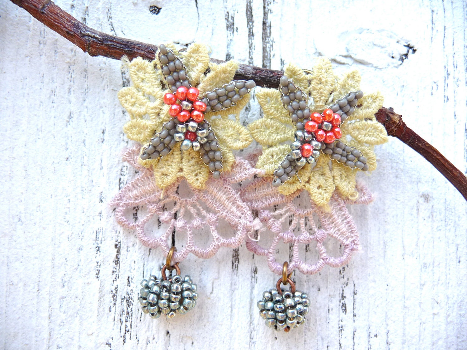 Marquise Absintha Und Lilac Spitze Perlenbesetzte Blumensträuße Ohrringe von cielmesbijoux