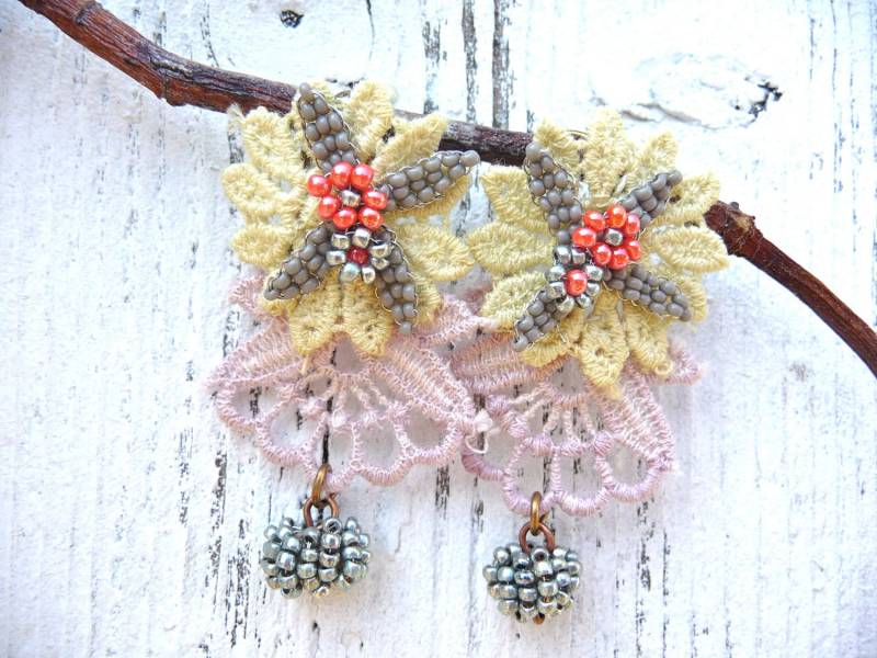 Marquise Absintha Und Lilac Spitze Perlenbesetzte Blumensträuße Ohrringe Marquise Absintha Und Lilac Spitze Perlenbesetzte Blumensträuße Ohrringe von cielmesbijoux