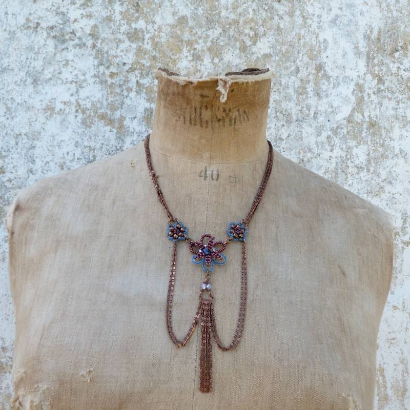 Regence Blau & Violette Handgemachte Halskette Mit Blumenanhänger Regence Blau & Violette Handgemachte Halskette Mit Blumenanhänger von cielmesbijoux