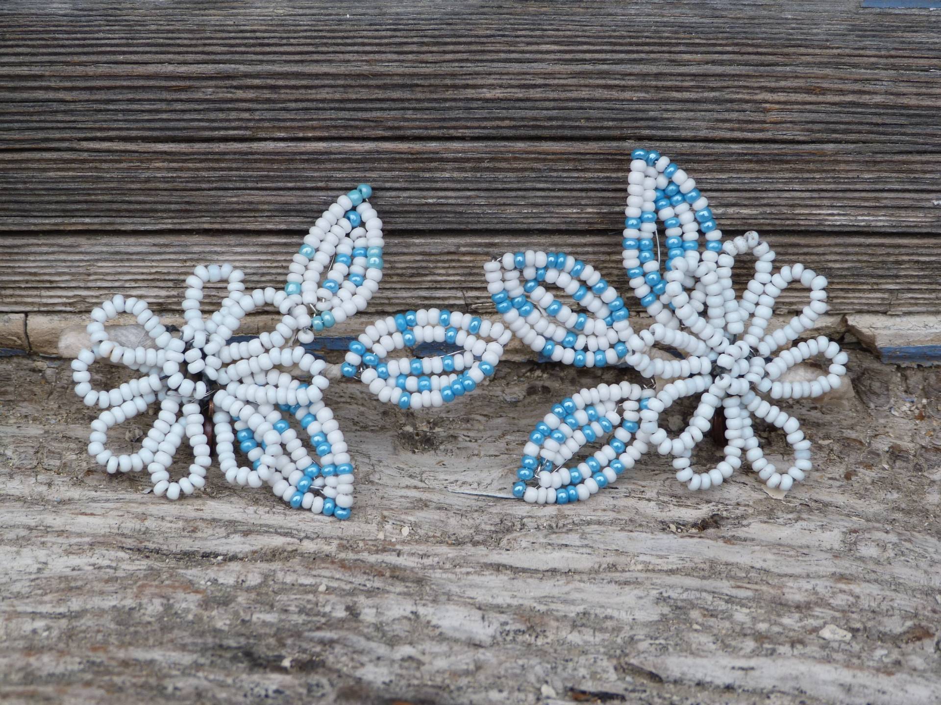 Viens Cueillir Des Paquerettes Weiß Und Blaue Riesige Perlenblumen Blumenohrringe Im 50Er Jahre Stil von cielmesbijoux