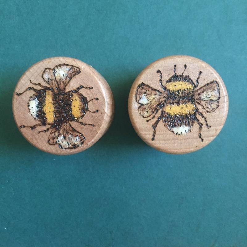 Buche Hummel Topf, Hand Gebrannt Brandmalerei Mit Gold Acryl, Ring Oder Schmuckstück Runde Mini-Box von cindertip