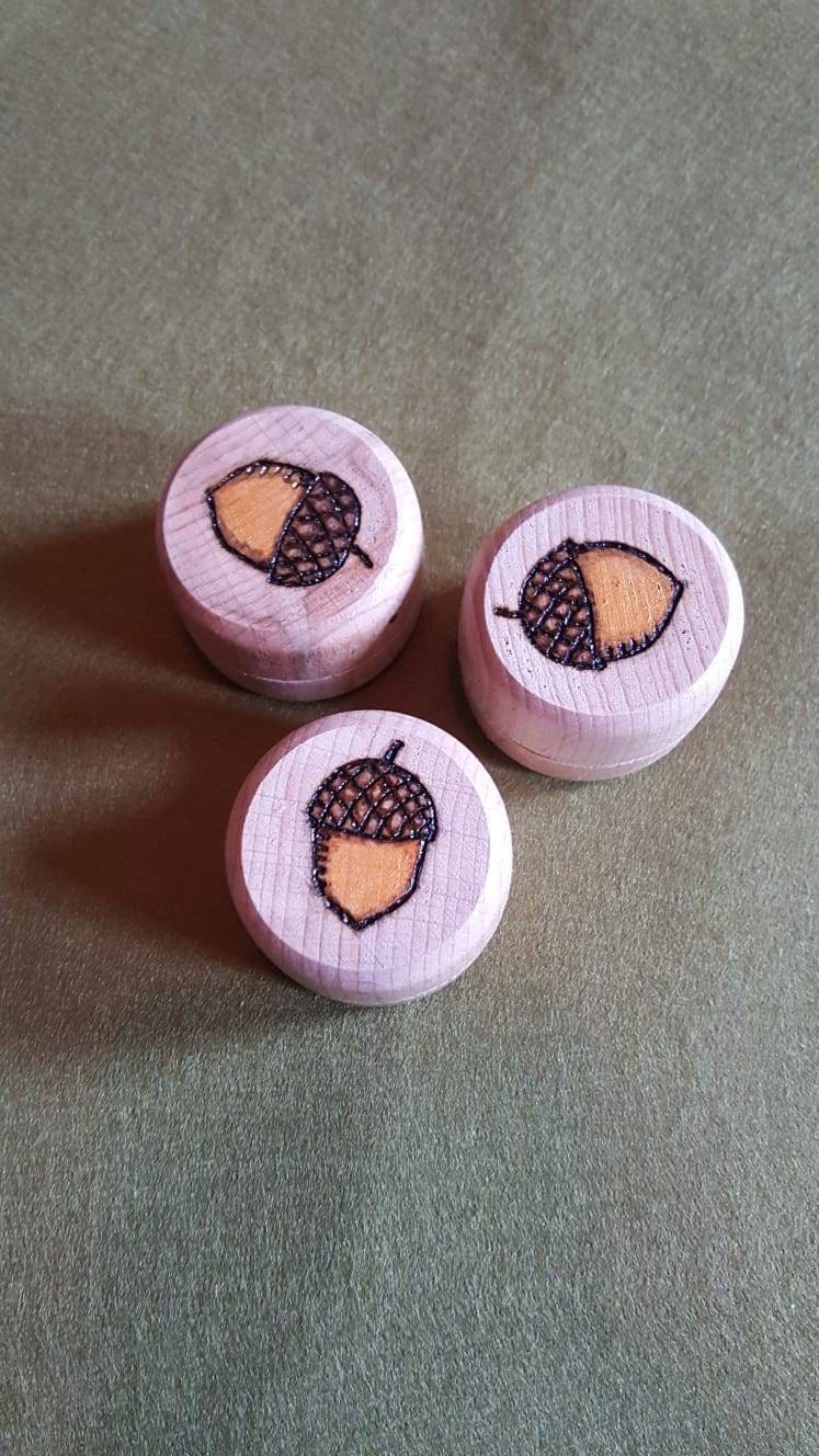 Golden Acorn Hölzernen Mini-Topf, Pyrographie-Schmuckkästchen. Buche Massiv Golden Acorn Hölzernen Mini-Topf, Pyrographie-Schmuckkästchen. Buche Massiv von cindertip