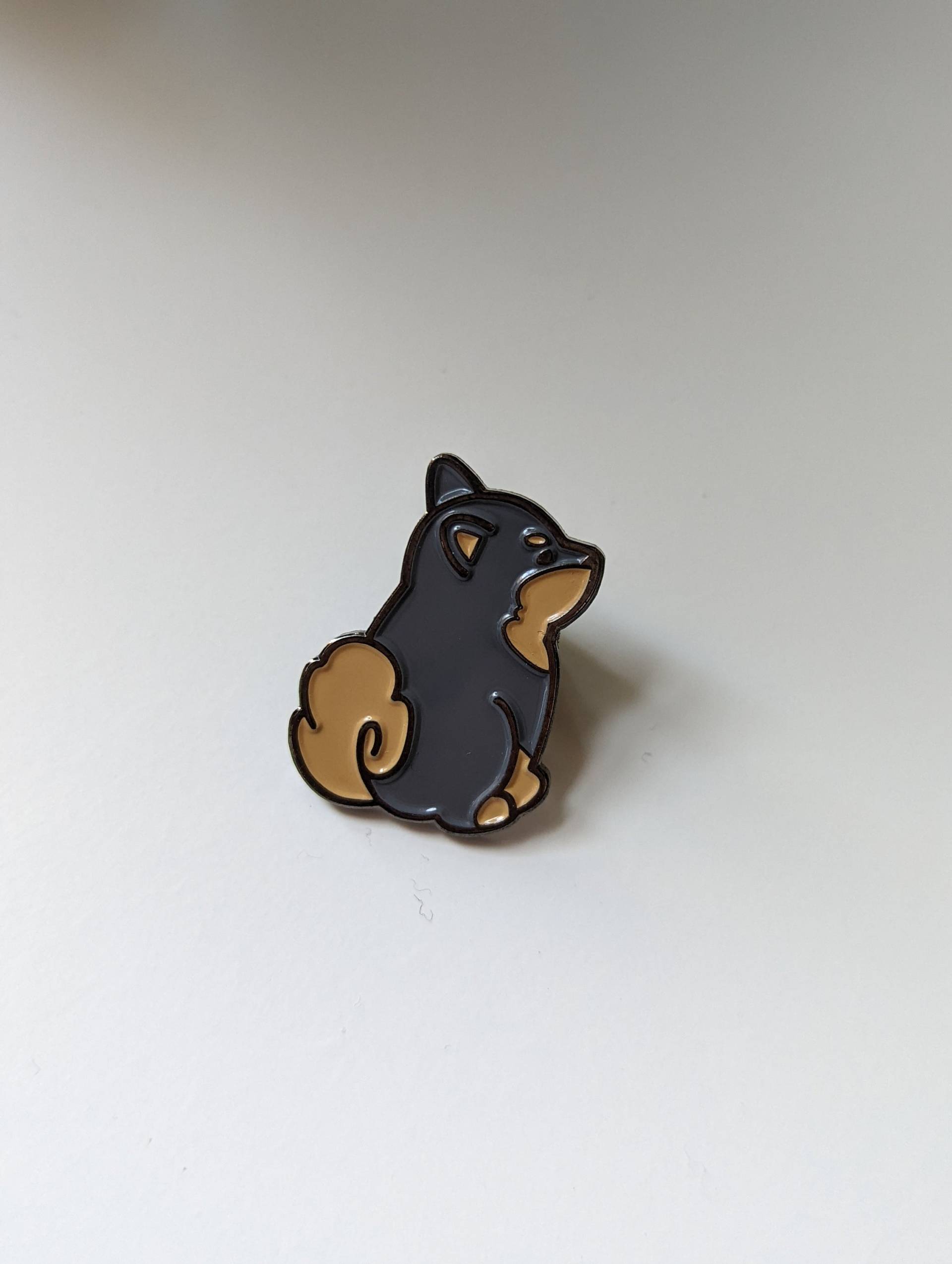 Schwarze Shiba | Weicher Emaille Pin Schwarze Shiba | Weicher Emaille Pin von cindylatte