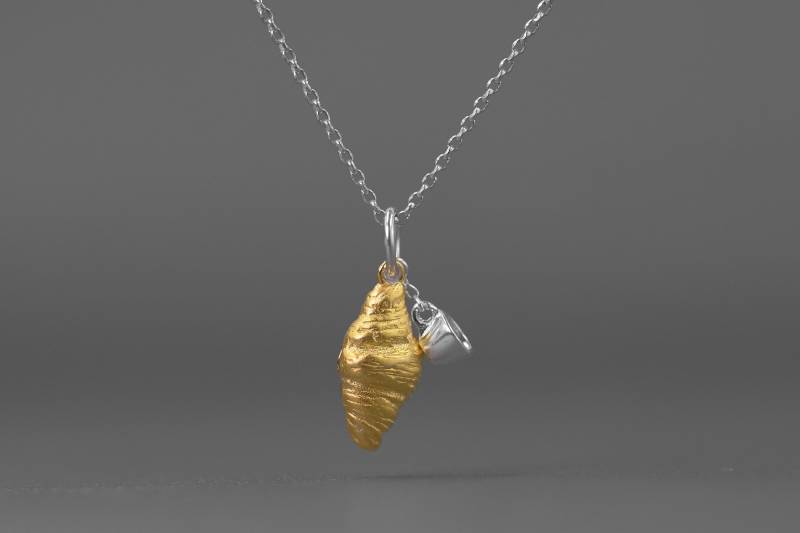 Croissant Kaffee Halskette Charm-sterling Silber Gold Kaffeetasse Anhänger-Two Tone-Minimalist Schmuck-Geschenk Für Sie von cindysilverstudio