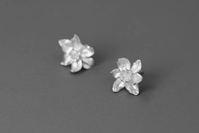 Narzisse Blume Charm Ohrring-sterling Silber Ohrstecker-Frühling Blume-Dainty Floral Schmuck-Muttertag Geschenk von cindysilverstudio