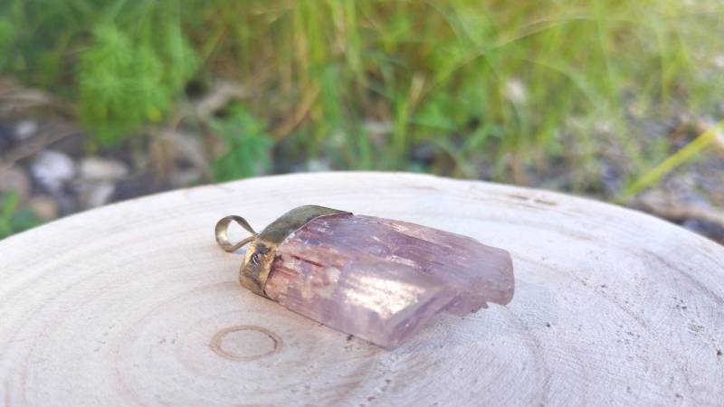 Rosa Kunzit Edelstein Anhänger Rosa Kunzit Edelstein Anhänger von circlingelements